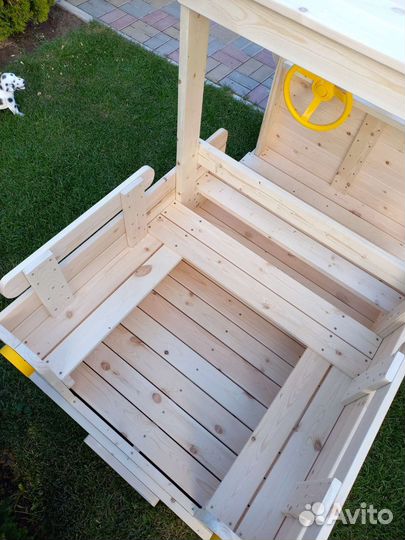 Деревянная машинка для детской площадки