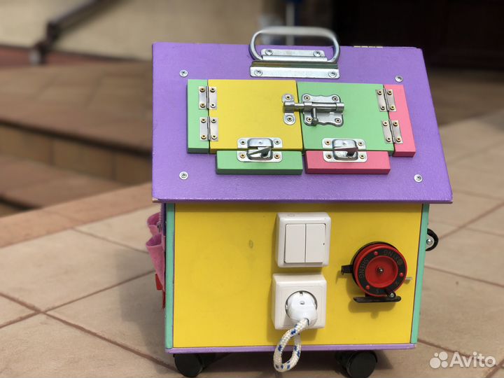 Бизидомик деревянный на колесах