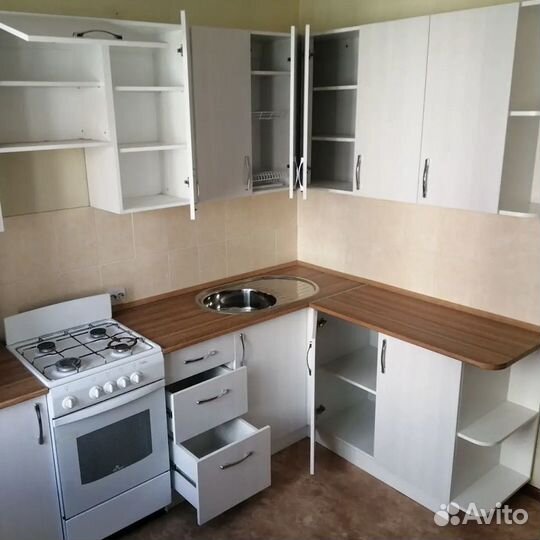 Угловая кухня с фасадами из лдсп