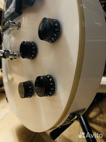 Электрогитара Les Paul + Аксессуар