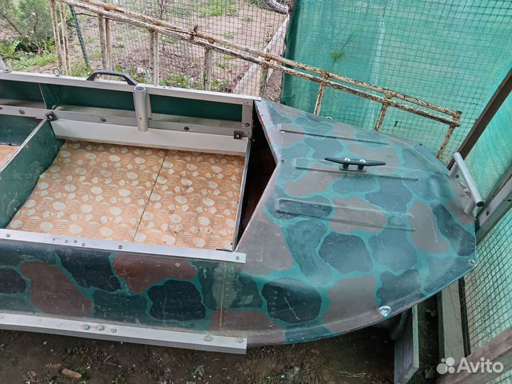 Моторная лодка с жёстким корпусом