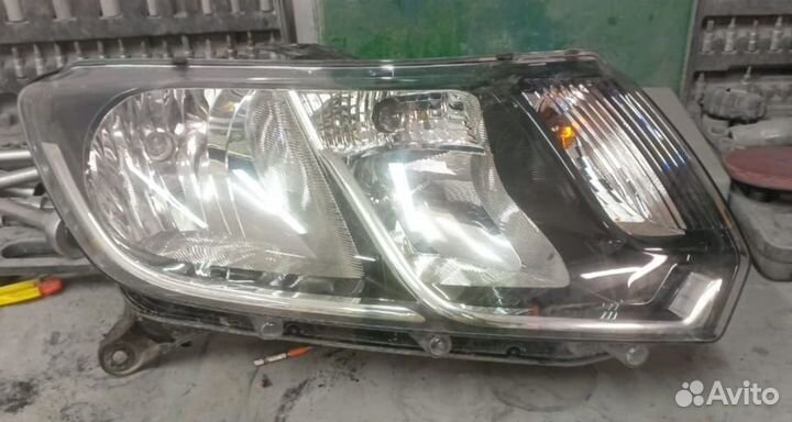 Фара правая на Renault Sandero. 2018 оригинал