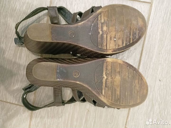 Босоножки женские 37.5 на танкетке