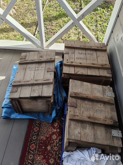 Деревянные ящики на замках