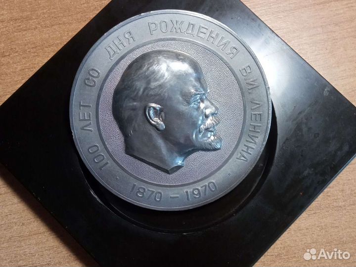 Настольная медаль