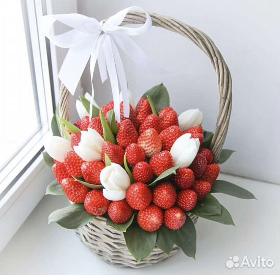 Корзина с клубникой и тюльпанами