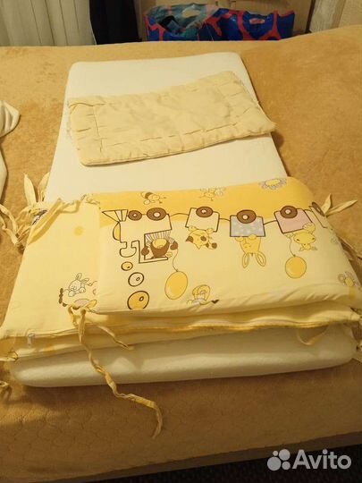 Детская кроватка с маятником