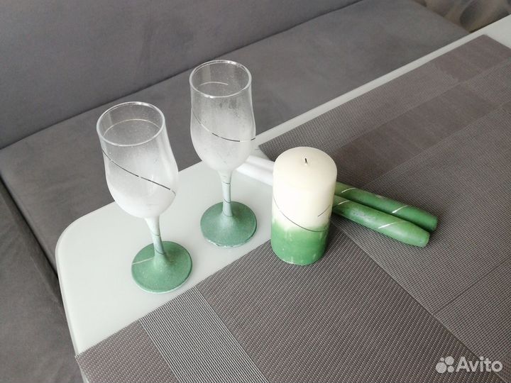 Свадебный набор представлен 2 бокала, 3 свечки