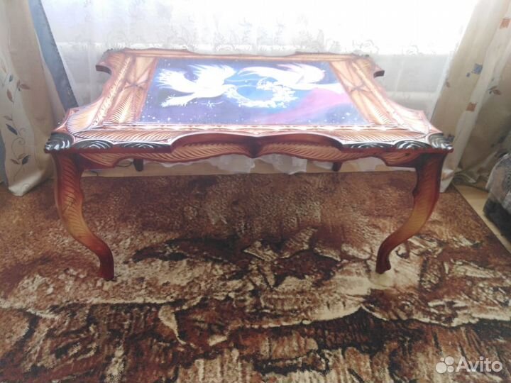 Резной журнальный стол