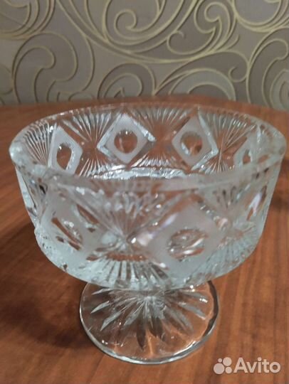 Хрустальная конфетница на ножке