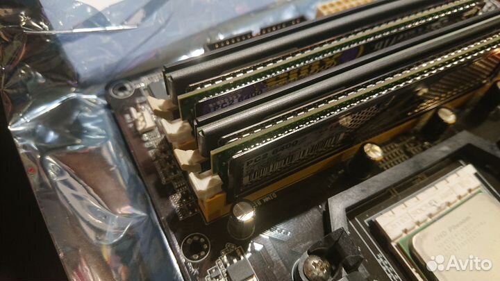 Материнская плата с процессором и памятью