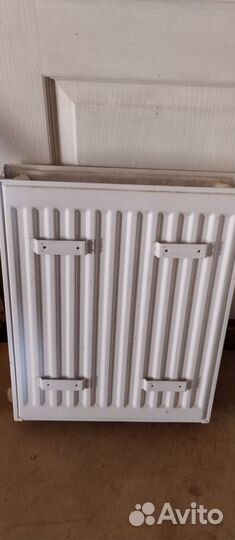 Радиатор отопления и умывальник