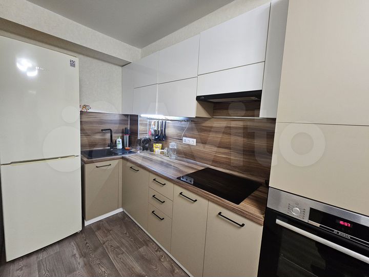 2-к. квартира, 54 м², 1/19 эт.