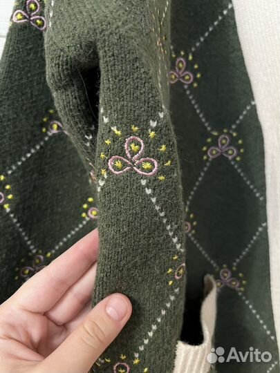 Вязаный кардиган с вышивкой
