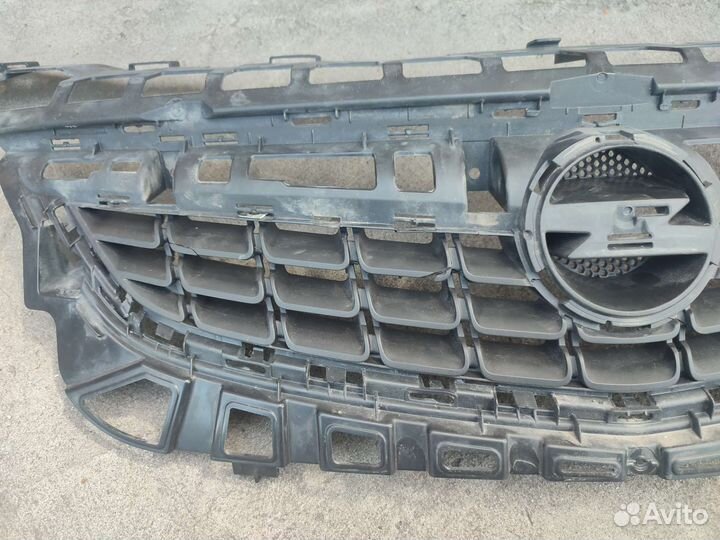 Решëтка в бампер опель астра J