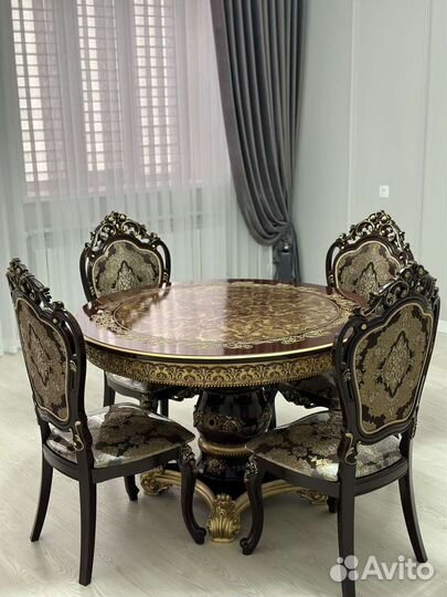 Кухонный стол и стулья