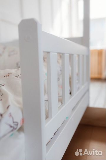 Детская кроватка домик