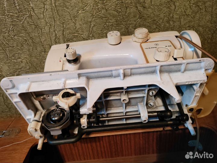 Швейная машинка с ножным приводом Чайка 142
