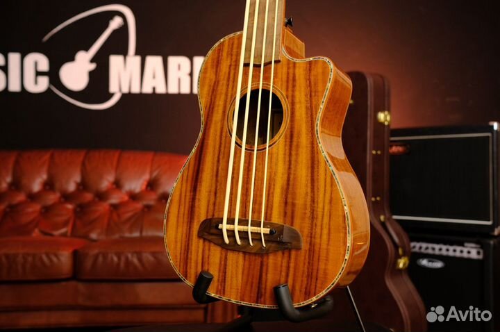 Укулеле бас со звукоснимателем Ortega (Комлпект)