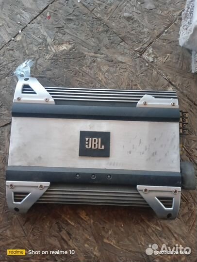 Автомобильный сабвуфер и усилитель