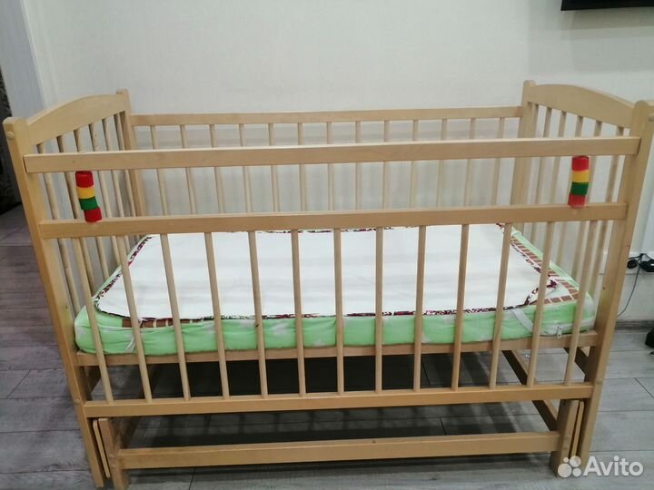 Детская кроватка с маятником