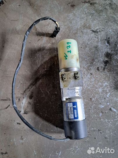 Насос привода багажника на Mercedes W221