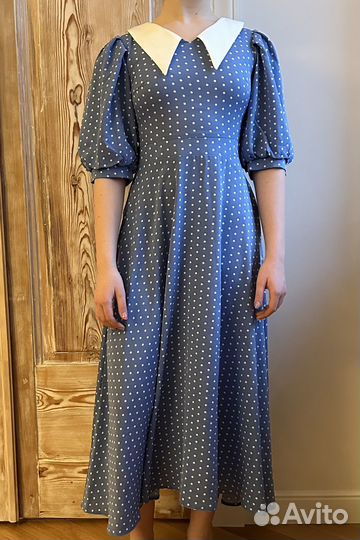 Платье в горошек миди