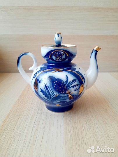 Фарфоровый чайник Лфз