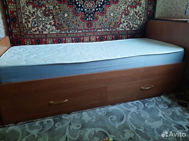 Кровать односпальная с ящиками и матрасом
