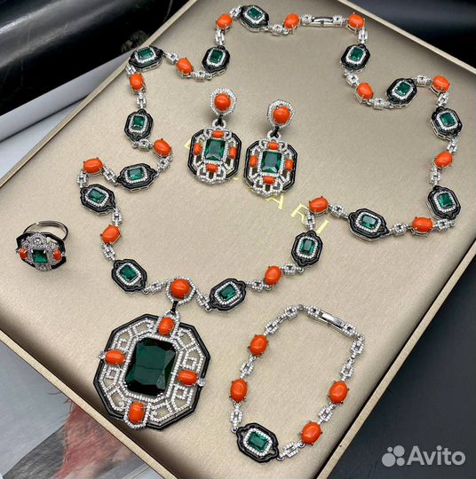 Комплект Bvlgari цирконы, натуральный коралл