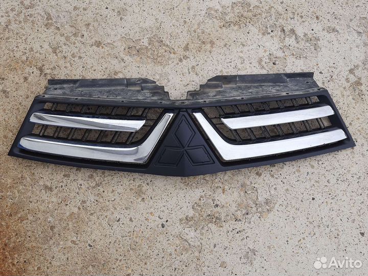 Решётка радиатора Mitsubishi pajero sport