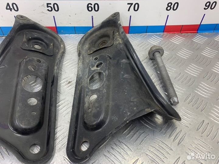 Кронштейн подрамника передний Toyota Camry V40