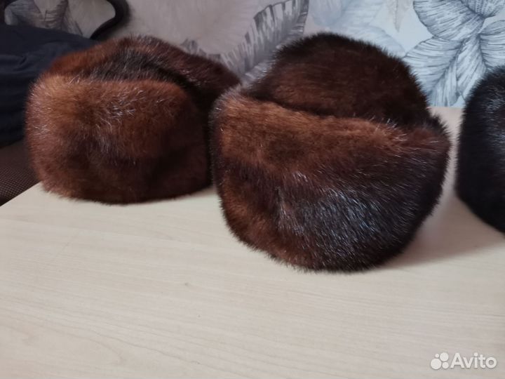 Мужская шапка и женская