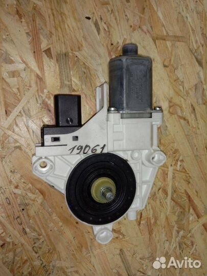 Моторчик стеклоподъемника передний правый Dodge