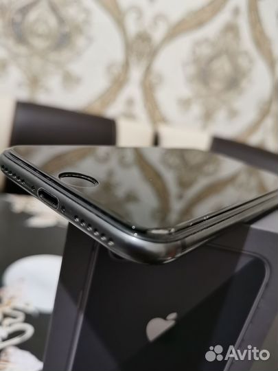 Телефон iPhone 8