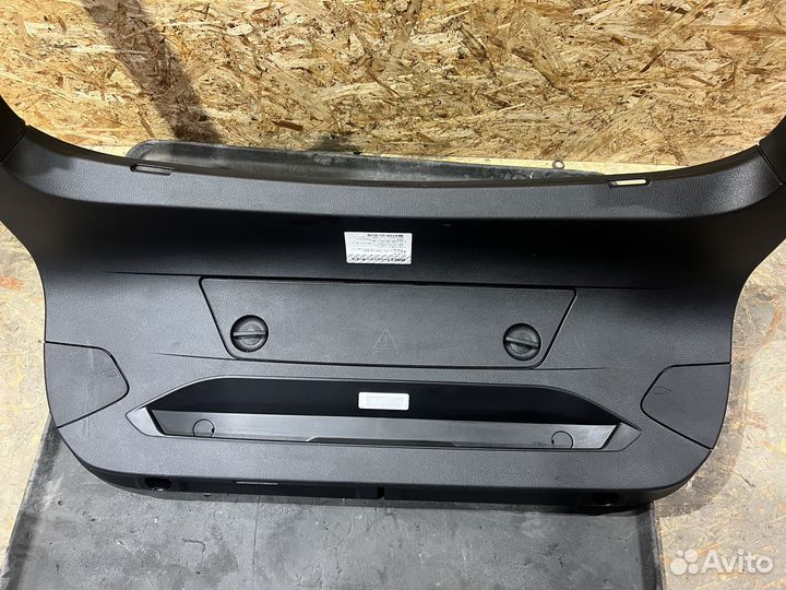 Пластик крышки багажника черный BMW F36