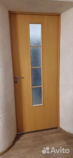 Дверь с ручками и навесами