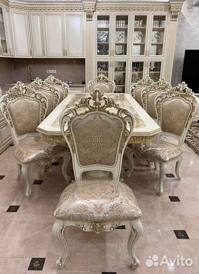 Большой обеденный стол и стулья