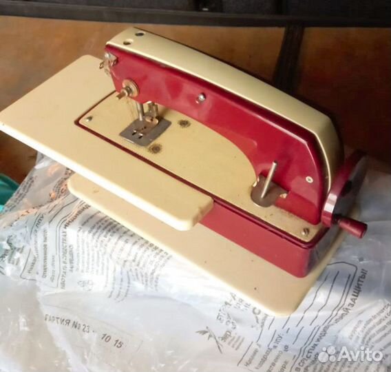 Детская швейная ручная машинка СССР