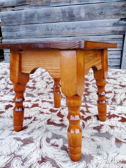 Низкий табурет