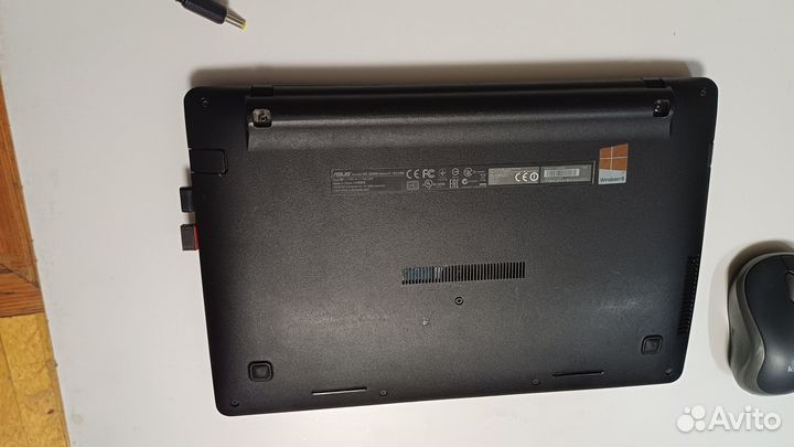 Ультрабук Asus X200M c беспроводной мышью