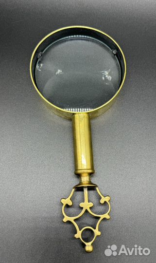 Лупа с резной ручкой. Современная