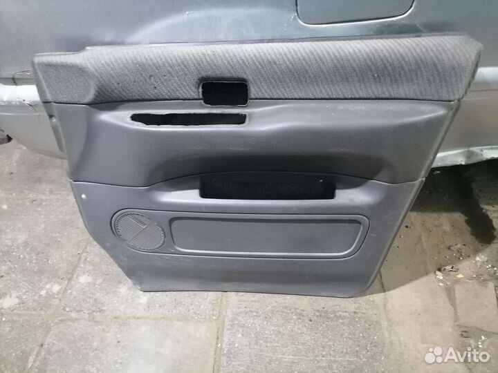 Правая дверная карта Nissan Serena C23