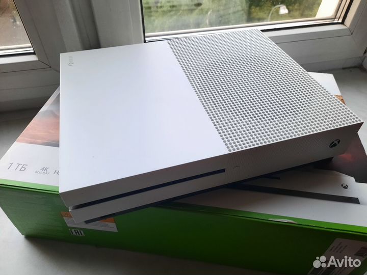 Игровая приставка Xbox One S 1TB