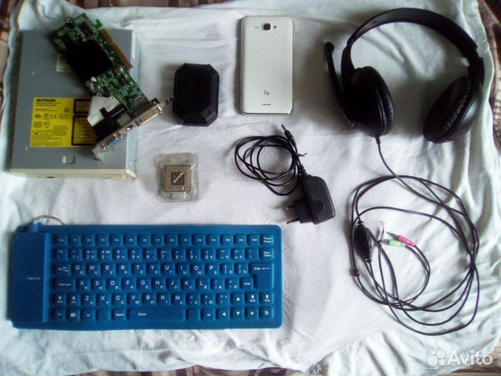 2 наушников, коллекция частей компов, смартфон