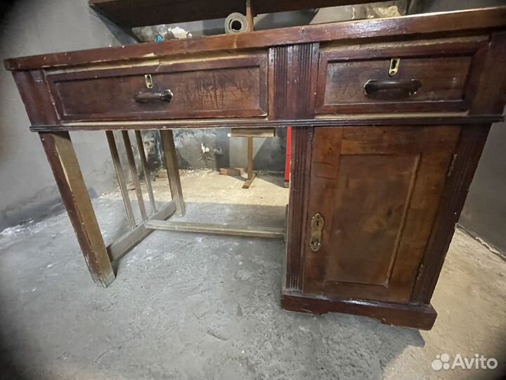 Старинный стол под реставрацию