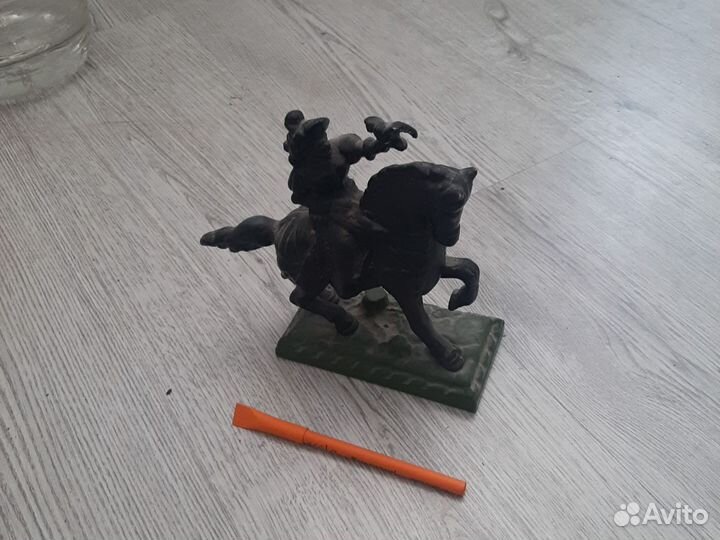 Оловянный всадник с ястребом. На коне