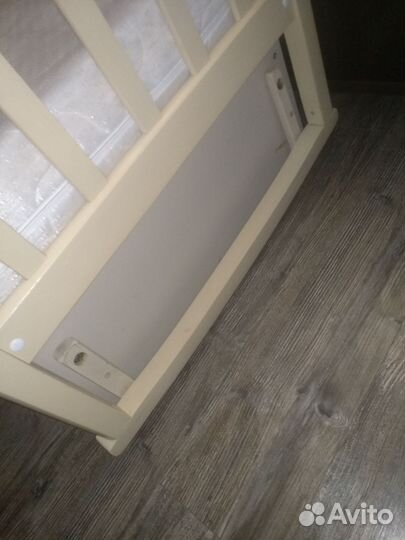 Детская кроватка с маятником и ящиком