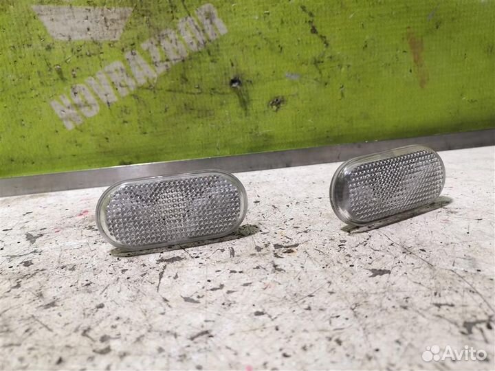 Повторитель на крыло белый Рено Логан