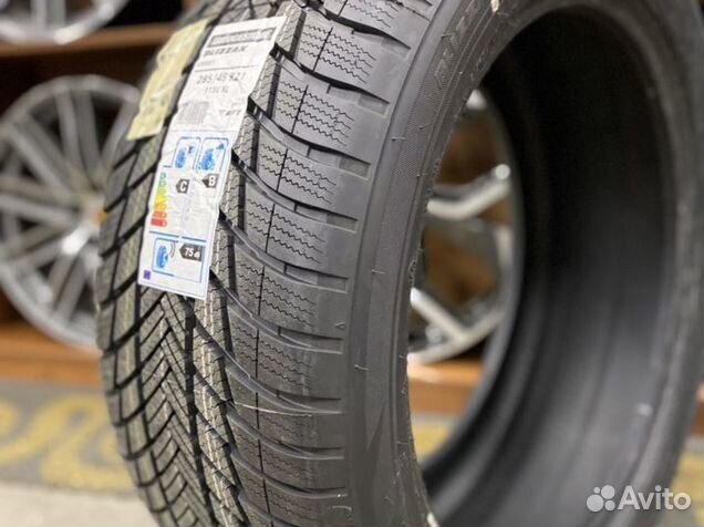 Bridgestone Blizzak LM-001 285/45 R21